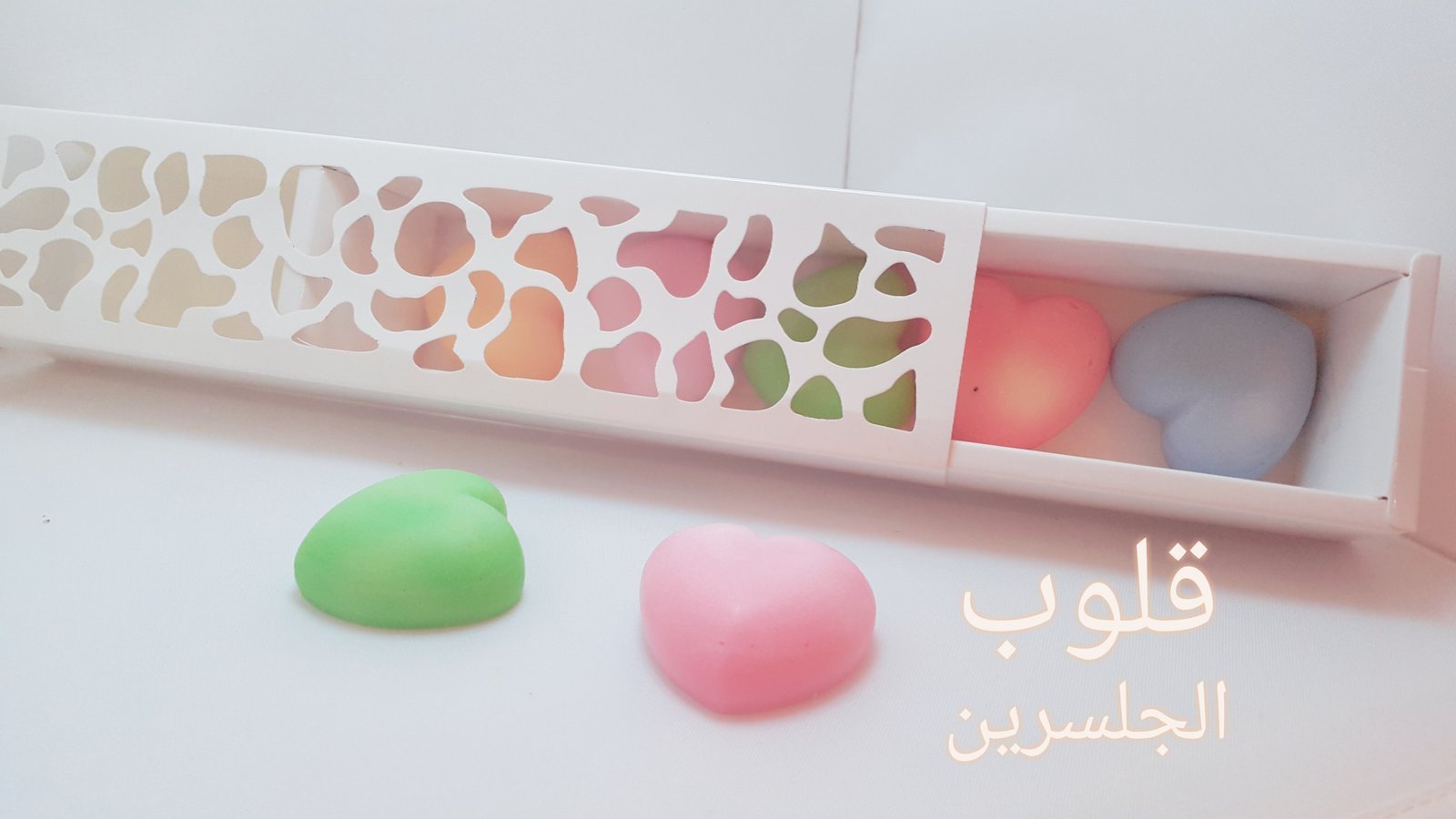صابون توزيعات بشكل قلوب ببعلبة بيضاء